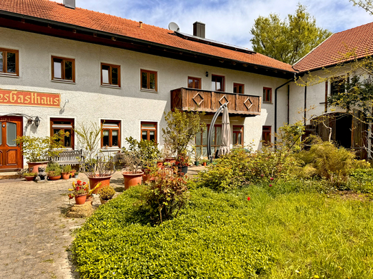 Historischer Dreiseithof mit Charm,
viel Grund und Gaststätten-Konzession
in Alleinlage in Schönberg