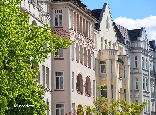 Mehrfamilienhaus mit großem Grundstück