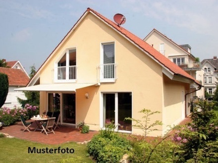 + Freistehendes Einfamilienhause mit Garten und Garage +