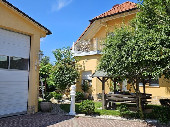 1-2 Familienhaus in Idyllischer Lage mit Gewerbehalle mit großen Garten am Altmain