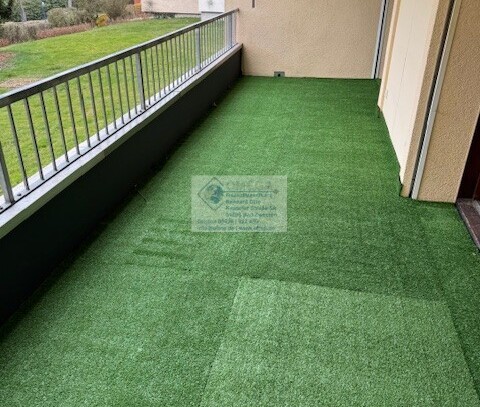 großzügige Wohnung : 2 Zimmer sep. Küche und Balkon mit viel Licht