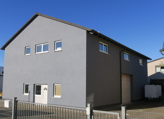 Halle mit großzügiger Wohnung im OG