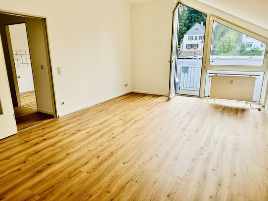 lichtdurchflutete 4 Zimmer DG Wohnung mit Balkon und neuem Vinylboden