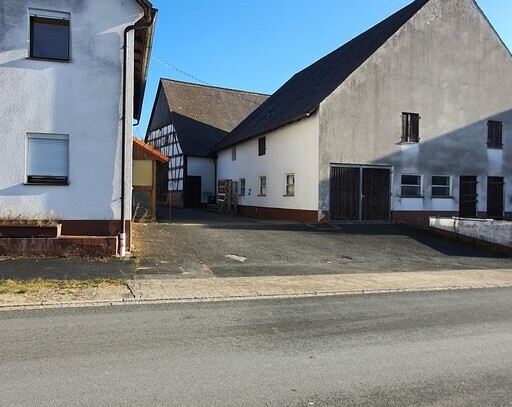 Älteres Bauernhaus mit 9 Zimmer, Garage und drei Dachgeschosse