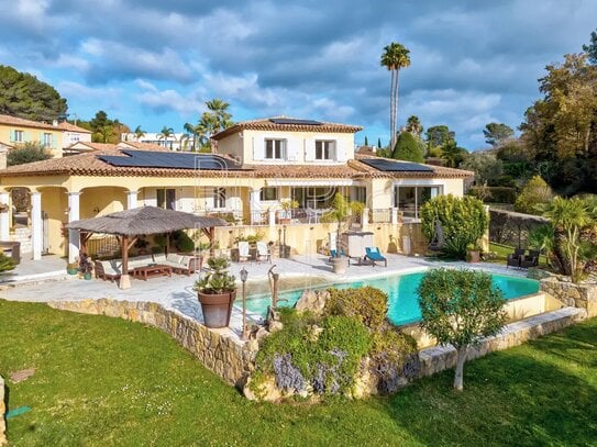 MOUGINS: Exklusive Villa mit 5 Zimmern und Pool