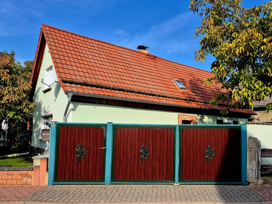 Einfamilienwohnhaus mit schönem Grundstück, Garage und Nebengelass in Muldestausee zu verkaufen