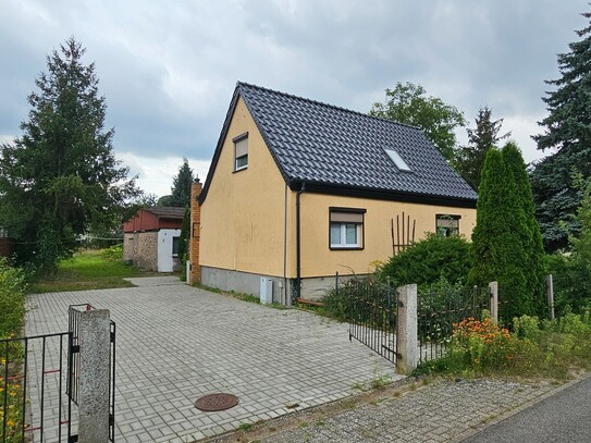 Leben im Grünen: ein kleines modernisiertes Einfamilienhaus mit vielseitigem Nutzungspotential