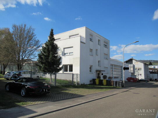 Vielseitige Industrie-Halle mit zwei Wohnungen, Büro/Baugrundstück und elf Stellplätzen!