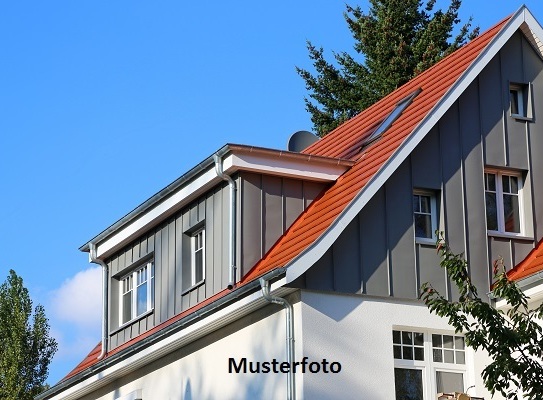 Einfamilien-Doppelhaushälfte mit angebauter Garage