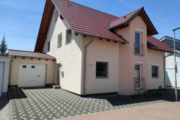 Ein schönes freistehendes Mehrfamilienhaus in sehr guter Lage, mit unverbauter Aussicht.