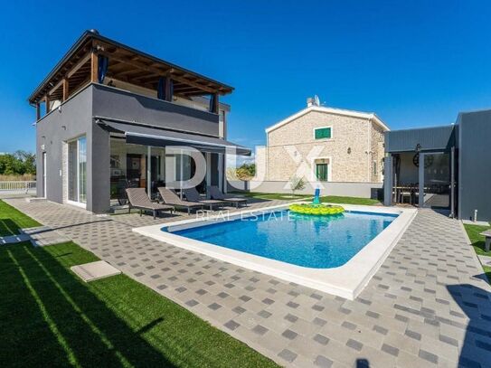 ZADAR, PRIVLAKA - Villa mit Pool 200 Meter vom Meer entfernt