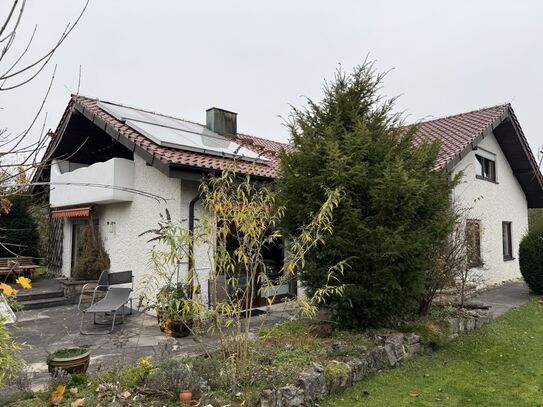 * Freistehendes 1-2 Familienhaus mit einem großen Garten *