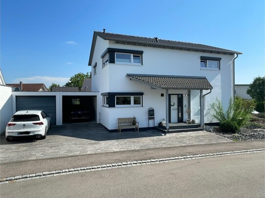 Neuwertiges Einfamilienhaus mit PV-Anlage, Kaltwintergarten, Doppelgarage und großem Garten