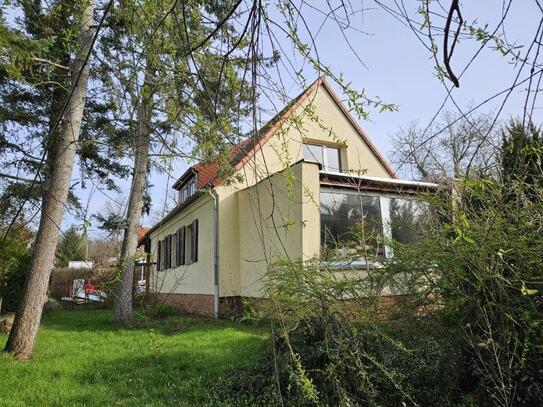 Großes Einfamilienhaus in Potsdam-Eiche, mit großem Grundstück, zu verkaufen.