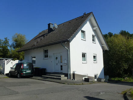 Aufhübschungsbedürftiges Wohnhaus mit Landhauseinflüssen!