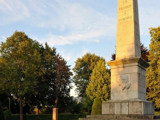 In bester Lage von Sasbach: Liebhabergrundstück 1216 m2 „Wohnen am Turenne-Denkmal“. Gegen Gebot.