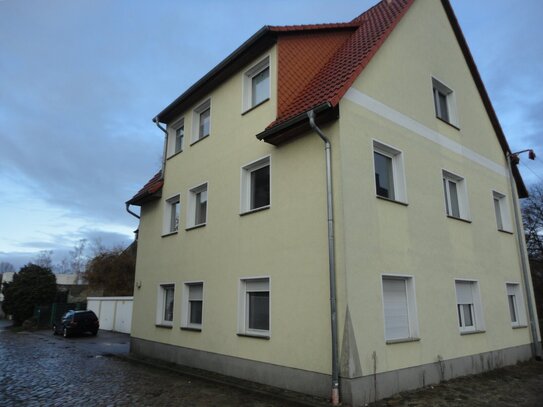 ...gepflegtes Mehrfamilienhaus mit 3 Wohneinheiten.