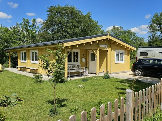Bungalow mit weiterem Bauplatz - junges Holzhaus im Feriengebiet