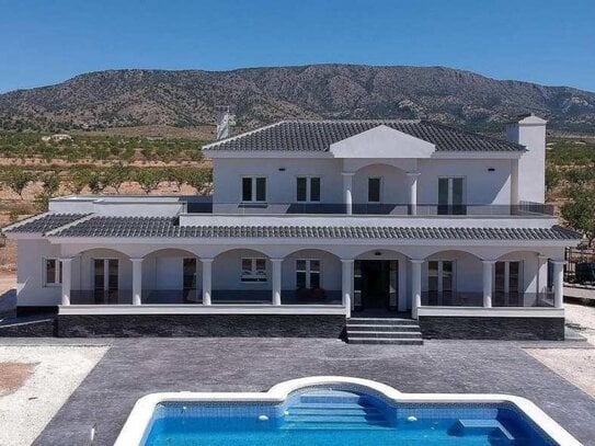 Wunderschöne Villa in Pinoso an der Costa Blanca Süd mit 4 Schlafzimmern, 3 Badezimmer, Pool und Carport