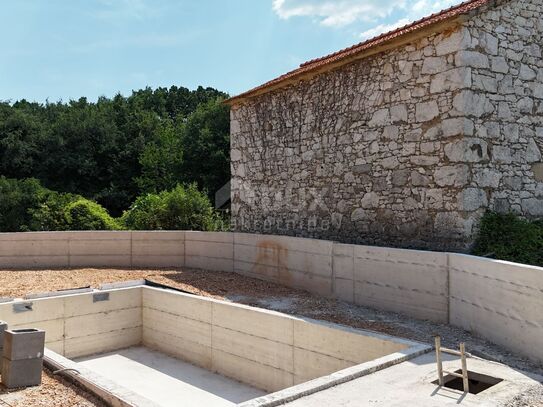 INSEL KRK, DOBRINJ - Mediterranes Neubauhaus mit privatem Pool und Meerblick, am Rande der Grünzone