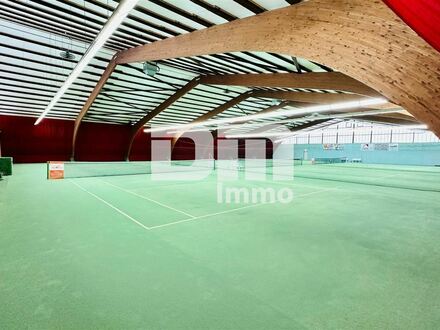 Imposante Tennishalle/ Komplex mit Gastronomie und Wohneinheit auf großem Grundstück