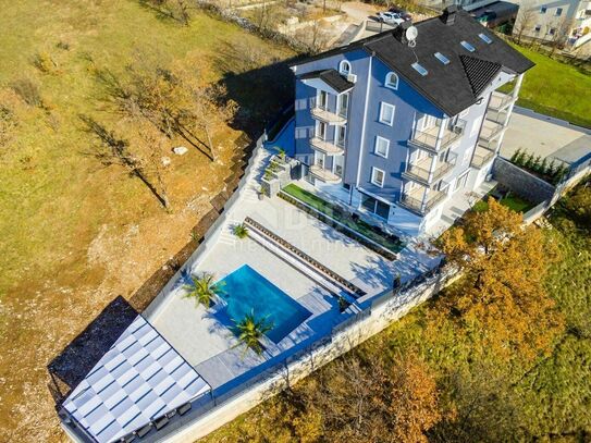 VIŠKOVO, MARČELJI – exklusive zweistöckige Wohnung 144 m2 mit Nutzung des Pools – Meerblick