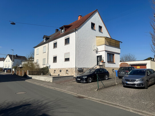 Gepflegtes Zweifamilienhaus mit großem Garten und Garage in guter Lage in Niederhadamar!