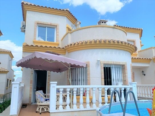 Villa in Los Montesinos with 3