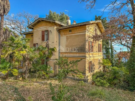 OPATIJA, ZENTRUM – einzigartige historische Villa von 484 m2, zweite Reihe zum Meer