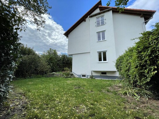 Architektonisch auffallendes Reihenendhaus in Feldrandlage