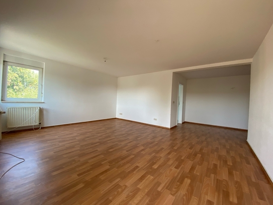 3 Zi. Wohnung mit Balkon, Gäste-WC, Fahrstuhl u. PKW-Stellplatz