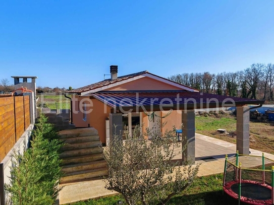 Loborika – modernes einstöckiges Haus von 50 m2 mit großer überdachter Terrasse.