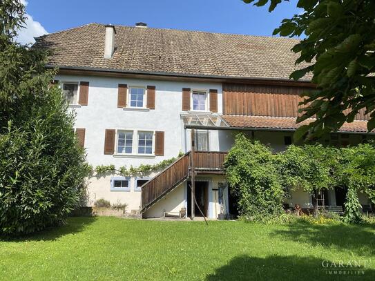 Freistehendes Bauernhaus auf wunderschönem Grundstück mit Aussicht!