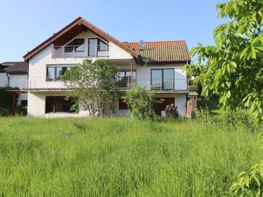 *Großzügiges Zweifamilienhaus mit ELW und großem Garten in ruhiger Lage*