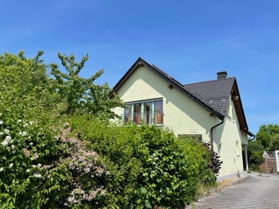 Sehr großzügiges Einfamilienhaus für eine große Familie mit Garage und mehreren Nebengebäuden!