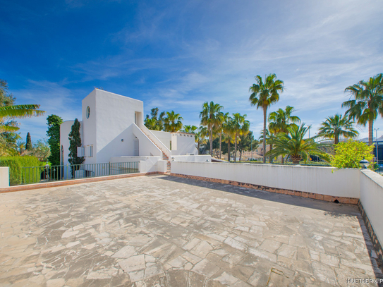 Großzügige Villa mit Salzwasserpool, vielseitigen Terrassenbereichen und zahlreichen Highlights