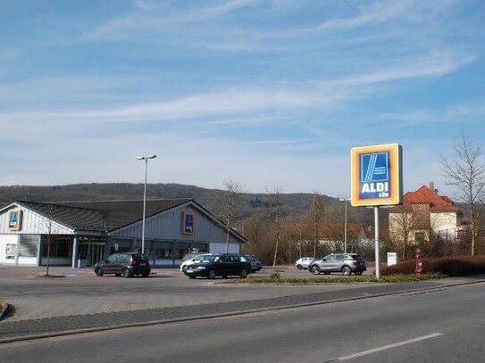 Attraktives 7.000 m² Einkaufszentrum mit Wohngebäude in Top-Lage neben Aldi