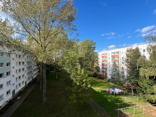 *Direkt neben Schule & KiTa! - Frisch sanierte 4-Zimmer-Wohnung mit Tresen und Balkon*