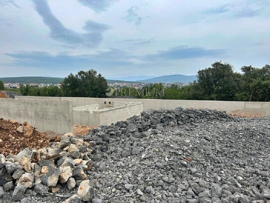 Stadt Krk, Bauland mit begonnenem Neubau!