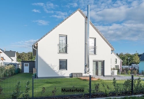 Mehrfamilienhaus mit Garage und Gartenhütten