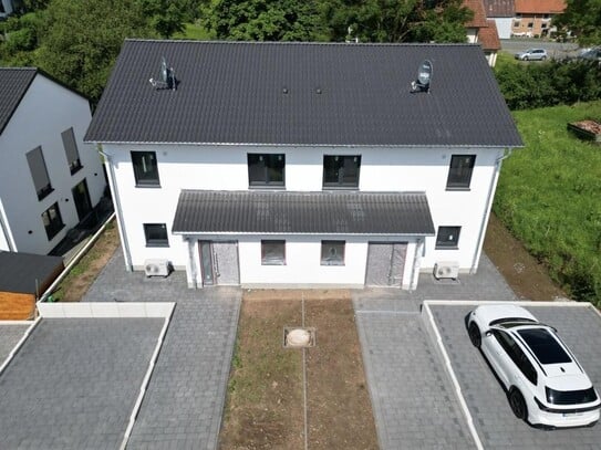 Moderne Doppelhaushälfte mit großzügigem Garten in ruhiger Lage