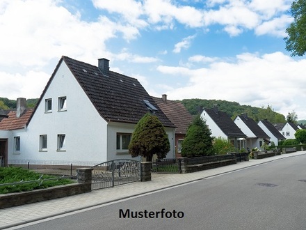 + Freistehendes 2-Familienhaus mit Kellergarage +