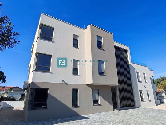 VODICE, Neubau, 400 m vom Meer, Dachterrasse 65 m2, 3 Schlafzimmer, ruhige Umgebung