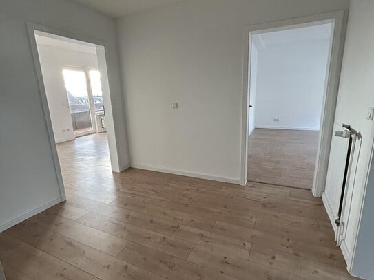 PRIVAT: Erstbezug nach Sanierung EBK/Süd-Balkon: Große helle 2-Zimmer-Wohnung in Langen