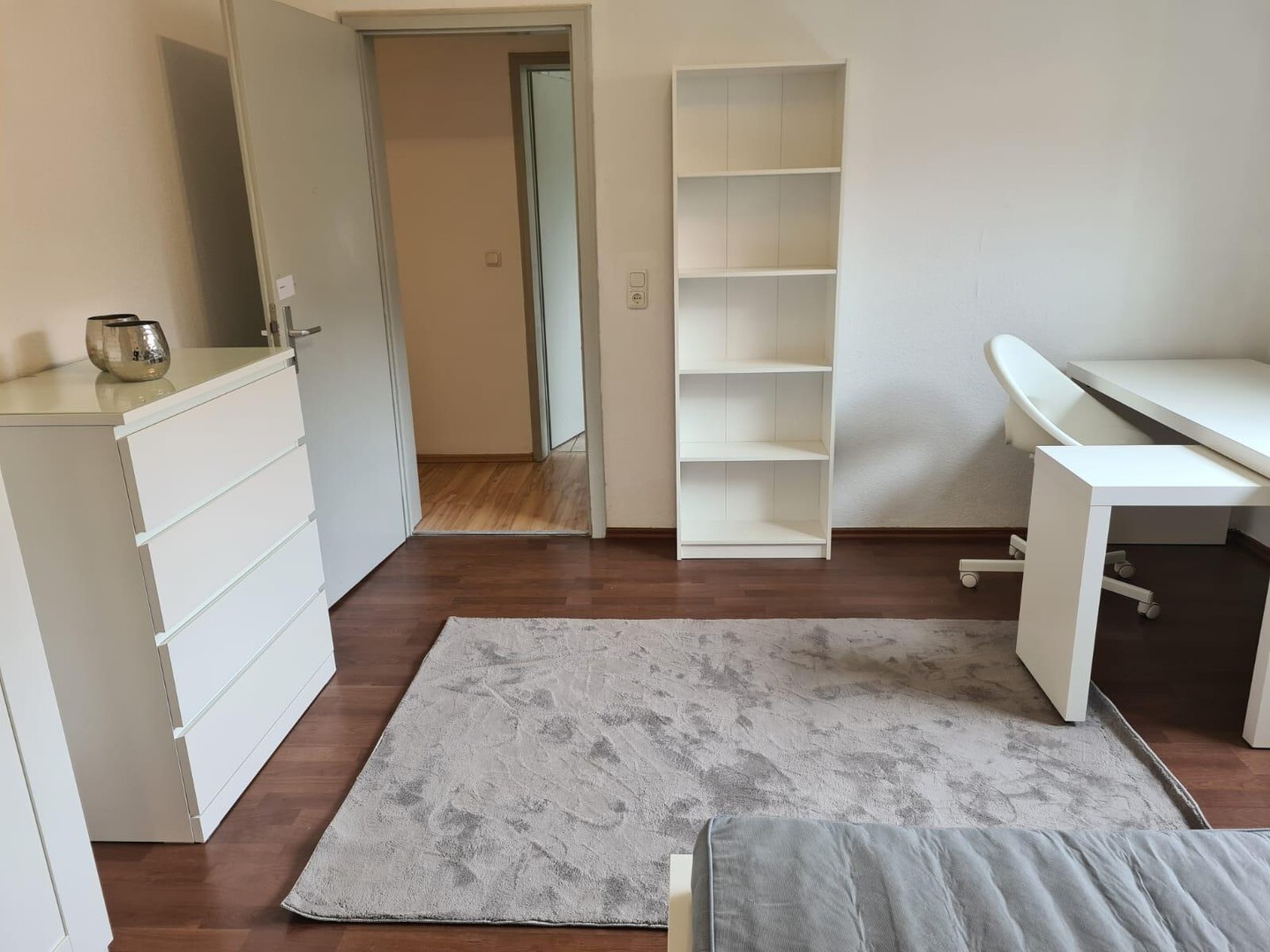                                                               Vollm&ouml;bliertes WG-Zimmer (f&uuml;r w) einer 3er WG in zentraler Lage Hofs - 450&euro; War&hellip;                                                       in Epplas (Hof)