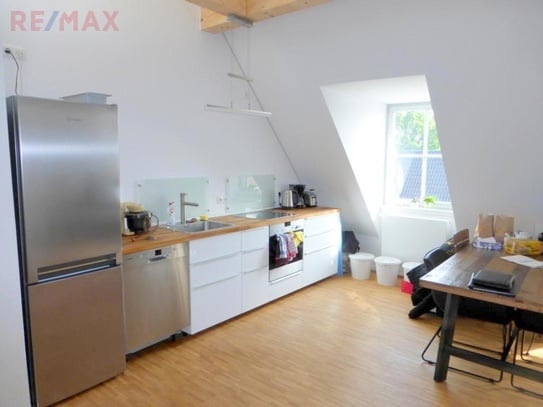 Für max. 2 Personen-Top modernisierte offene Dachgeschoß-Wohnung!