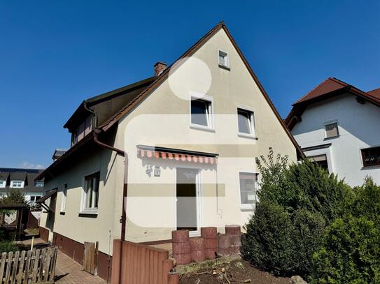 Dieses Haus braucht eine liebevolle Sanierung...Älteres ZFH mit Garage in Adelsdorf