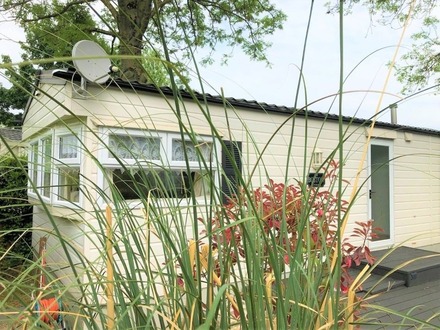 MFImmobilien.com - möbliertes Ferienhaus am See mit Beachclub in Lathum / Niederlande / Holland