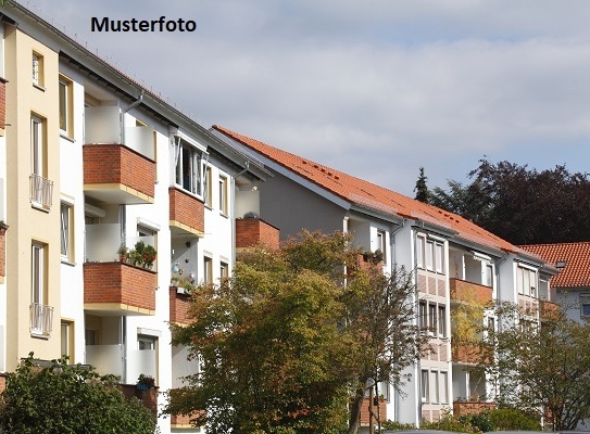 Mehrfamilienhaus mit Garage und Gartenhütten