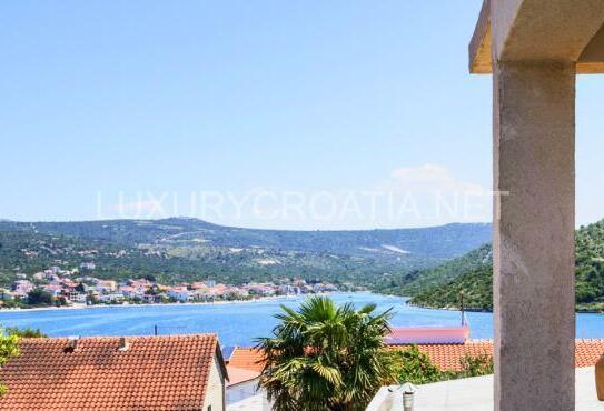 Haus zum Verkauf mit Meerblick und 3 Wohnungen in Rogoznica bei Sibenik Kroatien